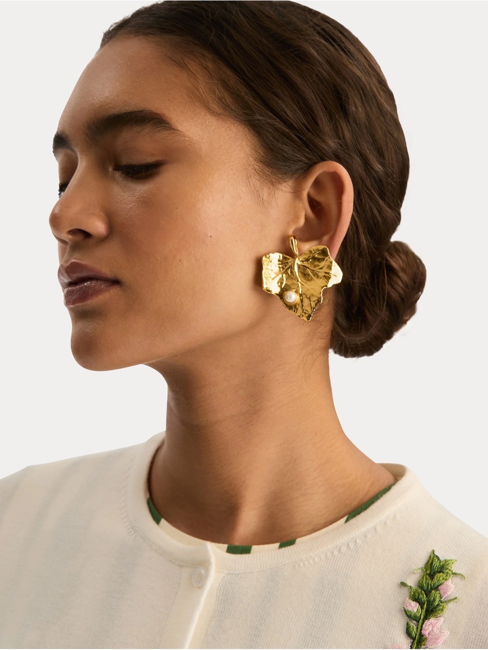 Oscar de la Renta • Ivy Leaf with Pearl Gold Plated Clip- on Earrings - Picture 10 of 15